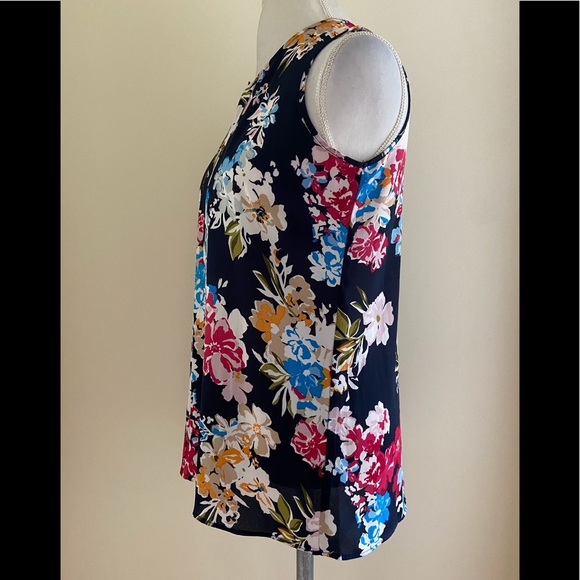 💙Pretty NavyBlue Top w/ Flower Print - Picture 6 of 6